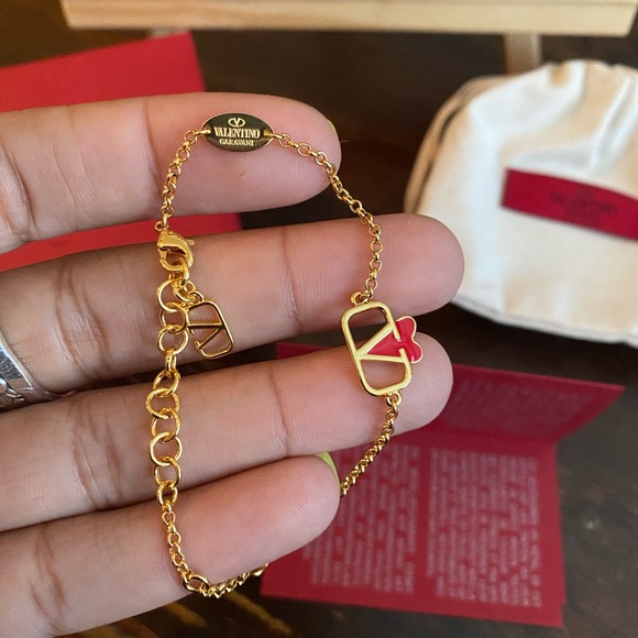 Valentino Garavani Volvo Signature Heart Bracelet - Picture 2 of 9